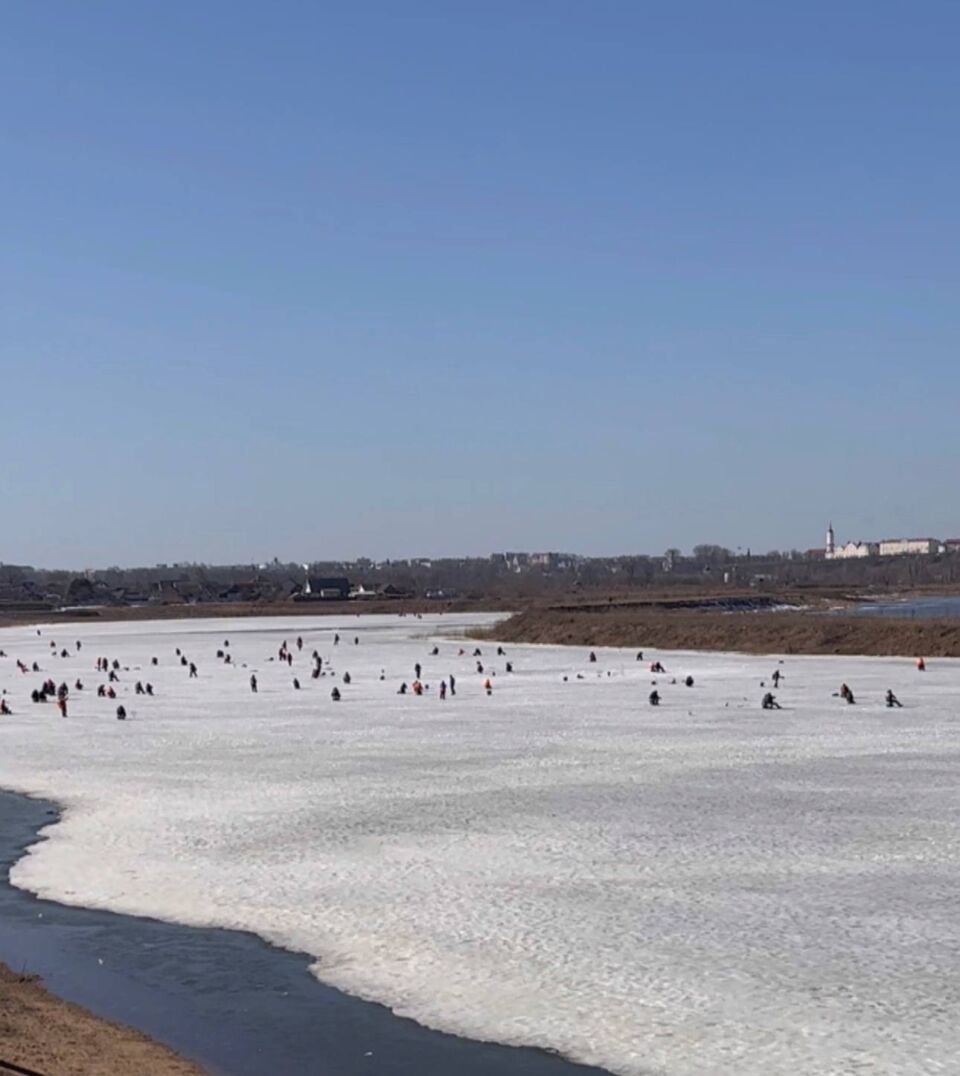 Люди продолжают выходить на лед, несмотря на +8…