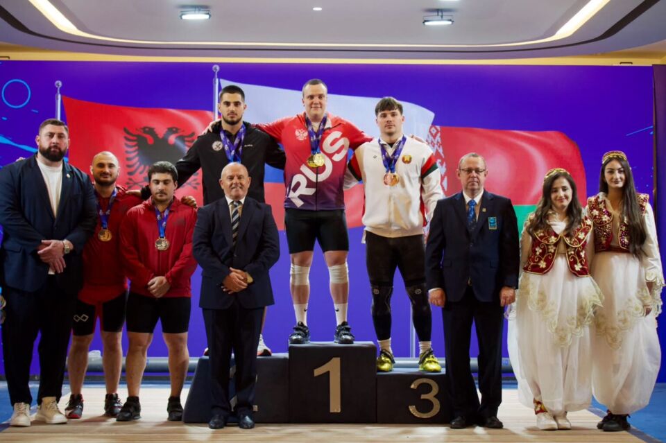 Артём Рогожинский завоевал золото чемпионата Европы по тяжёлой атлетике в рывке